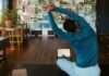 집에서 즐기는 ‘소소한 홈 피트니스’, 매일 실천하는 건강 습관으로 인기 a man doing yoga in a living room
