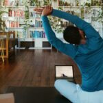 집에서 즐기는 ‘소소한 홈 피트니스’, 매일 실천하는 건강 습관으로 인기 a man doing yoga in a living room