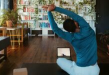 집에서 즐기는 ‘소소한 홈 피트니스’, 매일 실천하는 건강 습관으로 인기 a man doing yoga in a living room