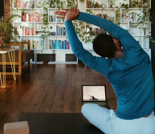 집에서 즐기는 ‘소소한 홈 피트니스’, 매일 실천하는 건강 습관으로 인기 a man doing yoga in a living room