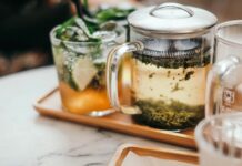 일상에서 실천하는 대체요법, 건강한 삶을 위한 새로운 루틴 clear glass mug on tray