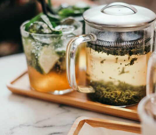 일상에서 실천하는 대체요법, 건강한 삶을 위한 새로운 루틴 clear glass mug on tray