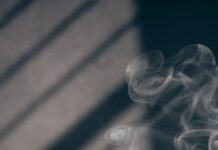 일상 속 대체요법, 건강을 지키는 새로운 습관으로 자리잡다 white smoke on brown wooden table