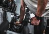 “잠깐 동안의 운동, 건강의 큰 변화: 마이크로 워크아웃의 매력” person in gray shirt holding black dumbbell